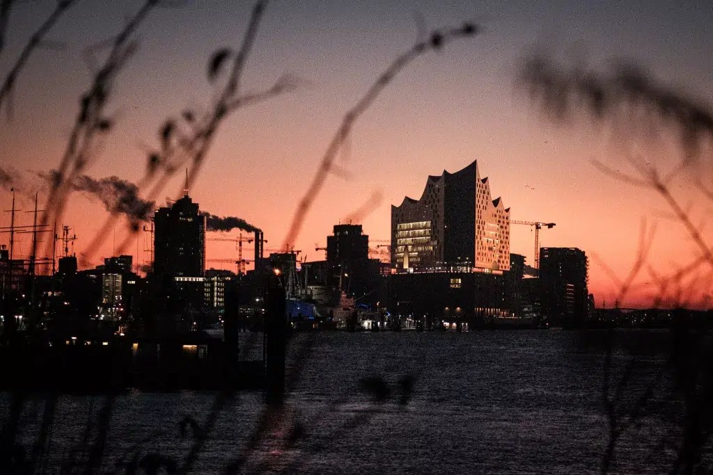 Elbphilharmonie vor Sonnenaufgang (Fuji X-T5 mit Voigtländer Apo Skopar 90mm F2.8)