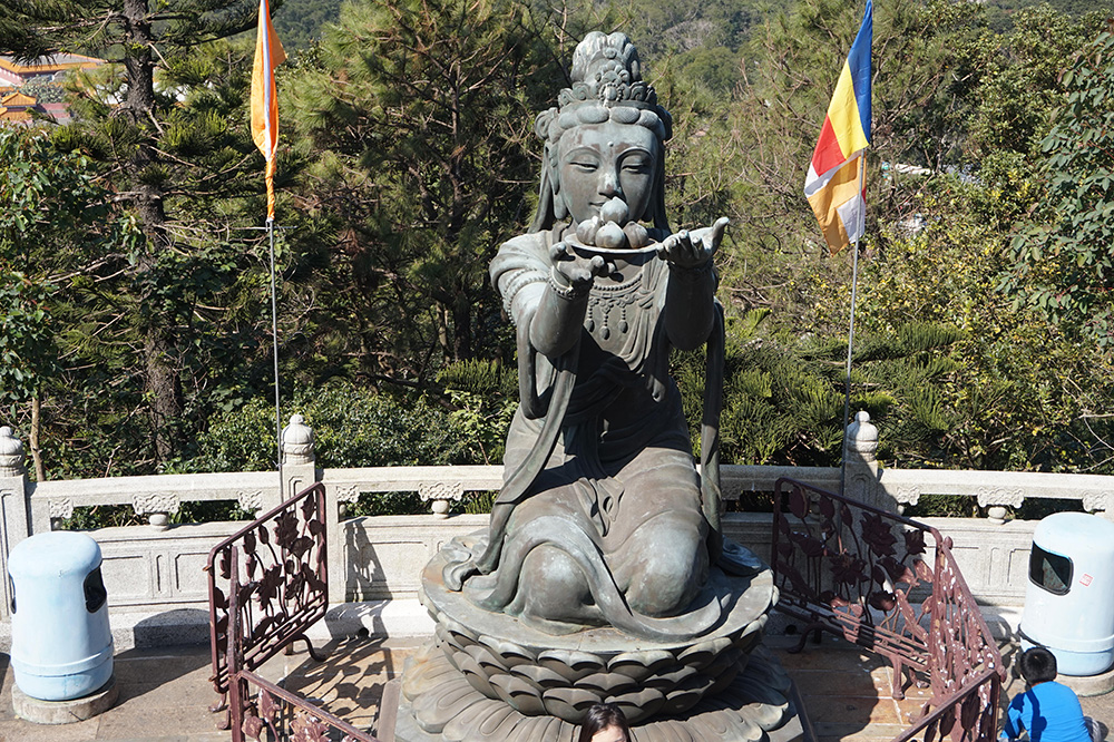 Deva offrant des fruits