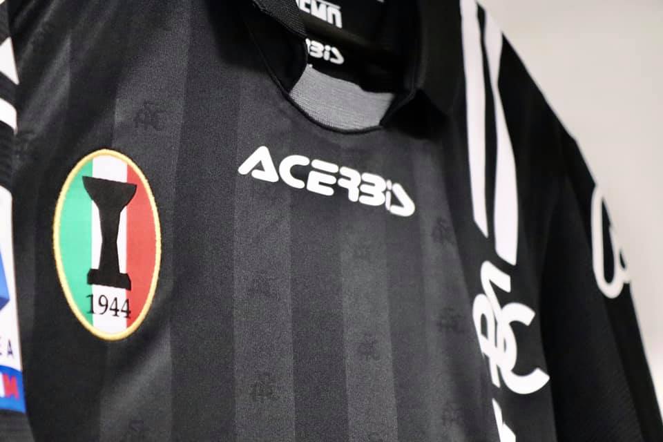 Spezia Calcio Maglia . Perche La Maglia Dello Spezia Calcio E Unica In Italia