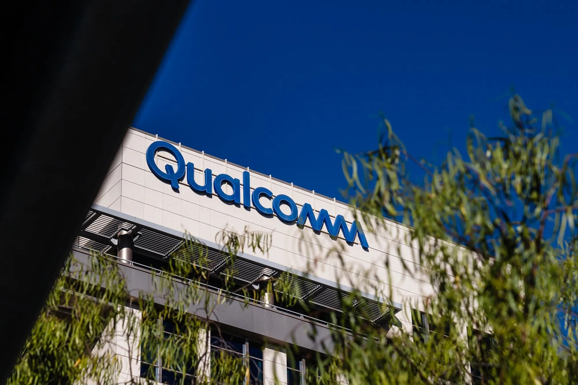 Qualcomm’s (NASDAQ: QCOM) Amazon Web Services AI Chip Deal Reshapes Data Center Growth Outlook