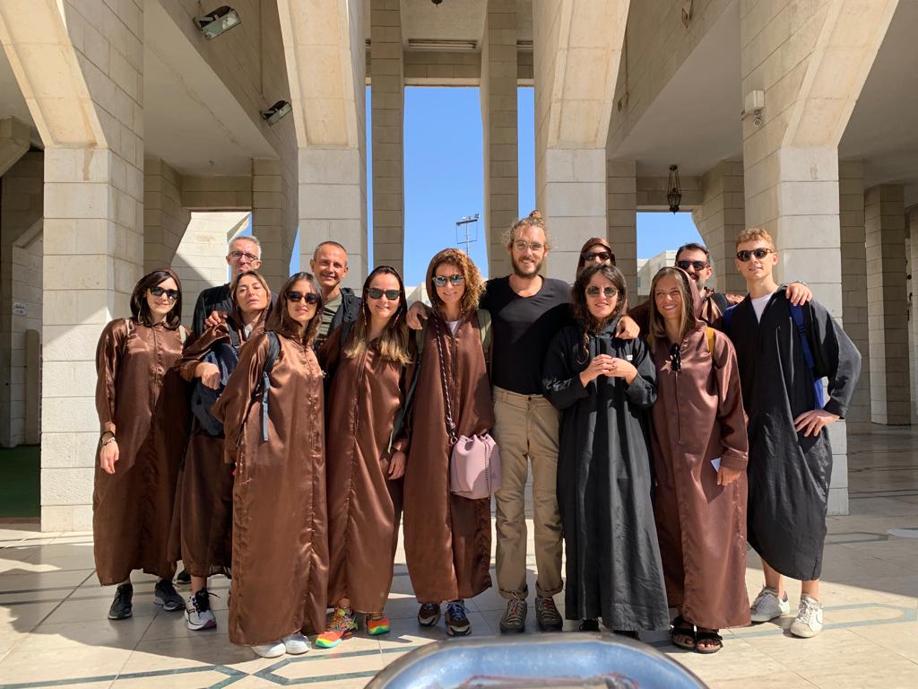 Gruppo di turisti in moschea blu, Amman
