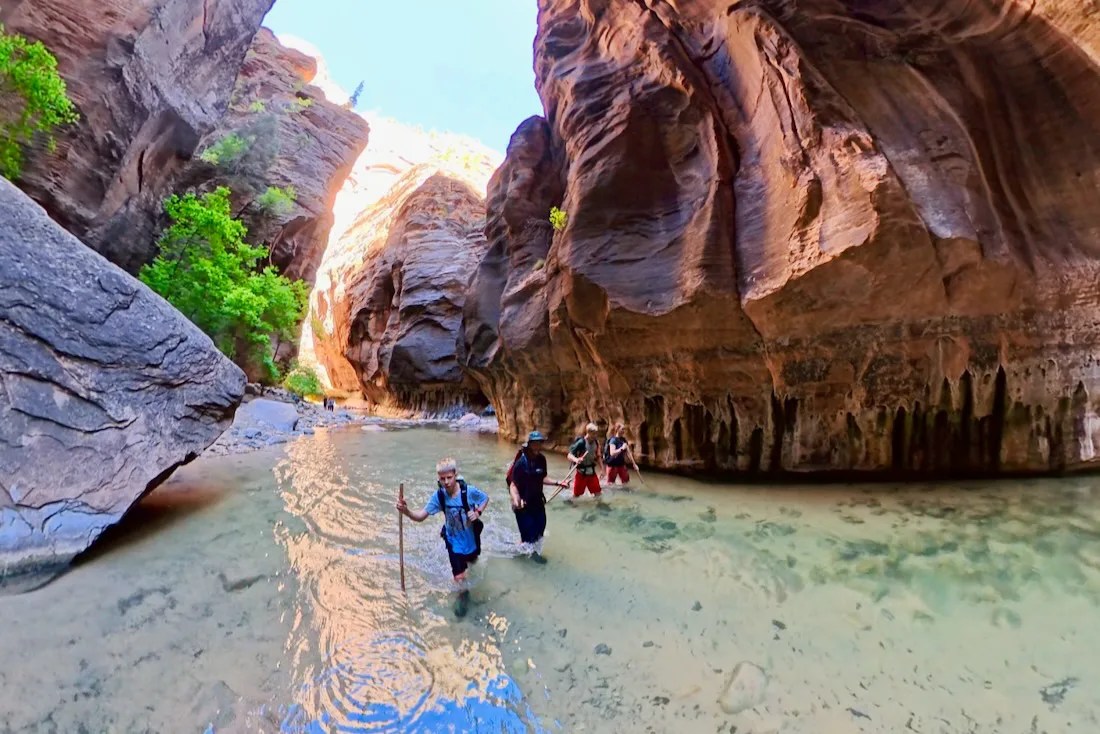 Fravely laufen in The Narrows in Utah USA