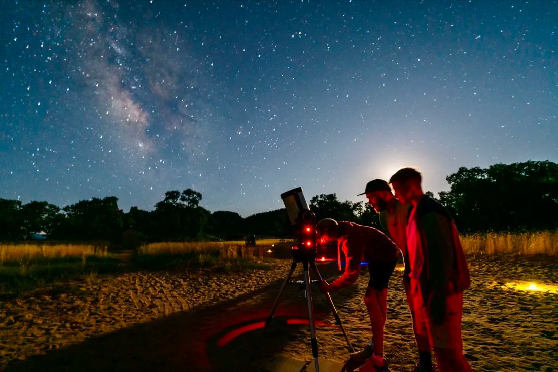 Melanie schaut durch das Teleskop beim Stargazing im Zion