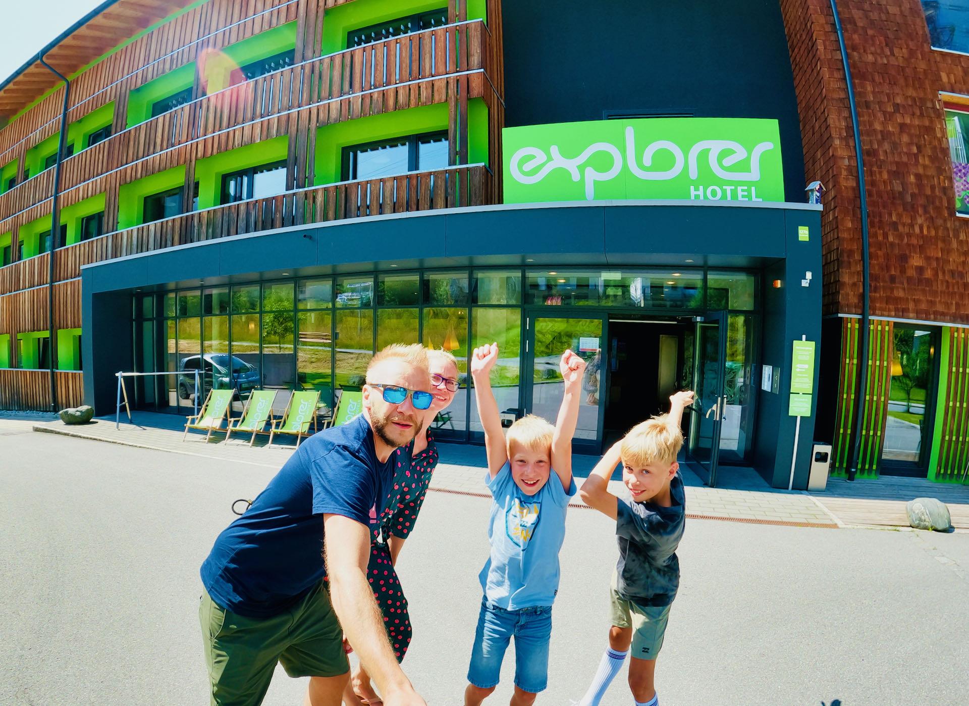 Fravely vor dem Explorer Hotel Montafon