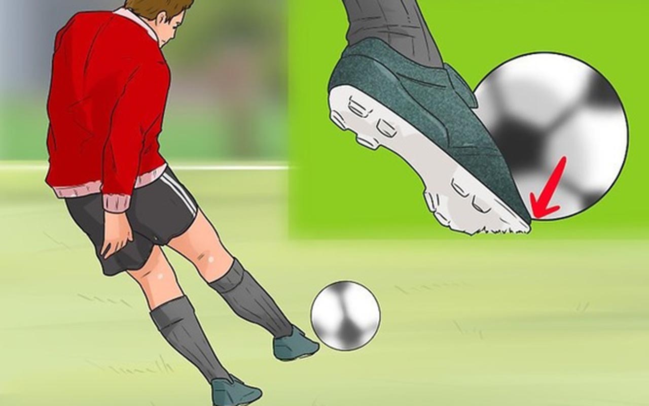 Pada akhir gerakan dorongan bola, lakkukan gerakan lecutan pada pergelangan tangan. 4 Teknik Menendang Bola Dalam Sepak Bola Freedomsiana