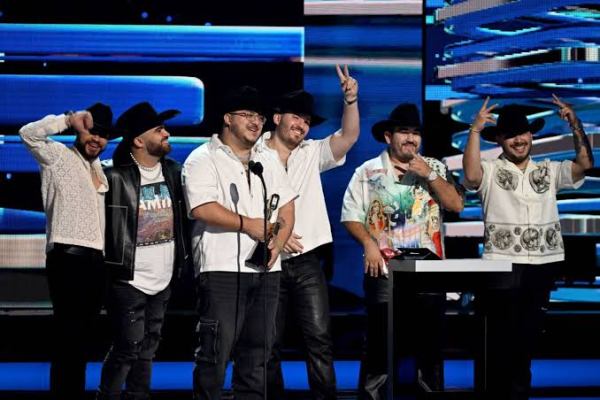 "Jugando Que No Pasa Nada", un álbum que viene con grandes colabs Jugando que no pasa nada de Grupo Frontera