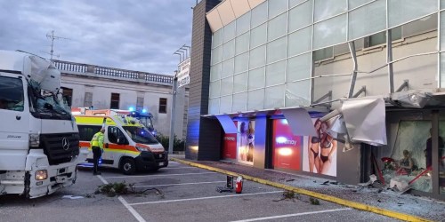Camion esce di strada e sfonda le vetrine di Arteni
