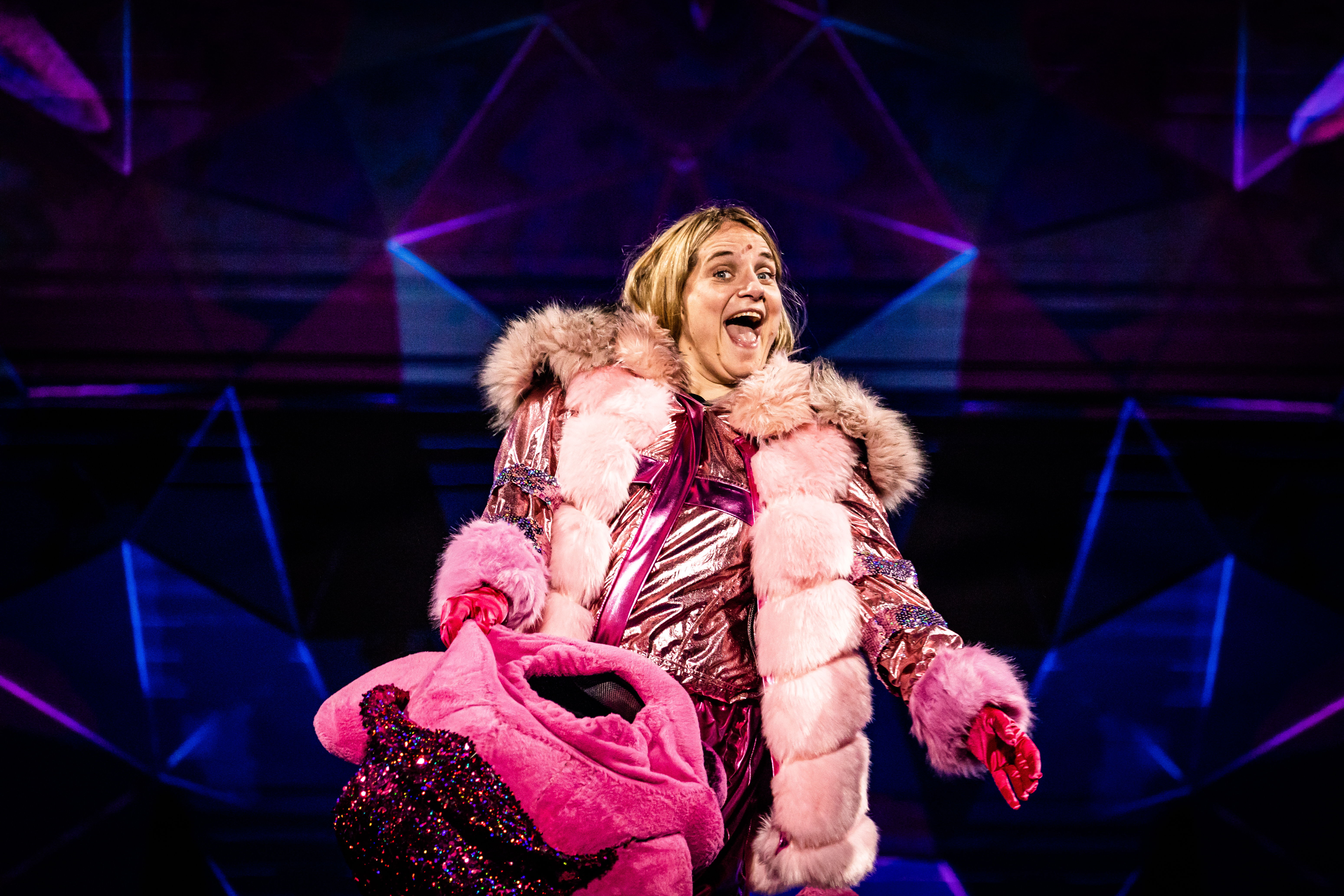 images Aap Masked Singer de aap komt uit de mouw in the masked singer frontview magazine