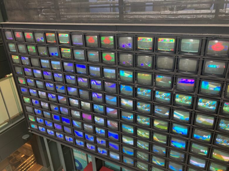福岡の巨大アート】180台のブラウン管テレビ｜キャナルシティ博多