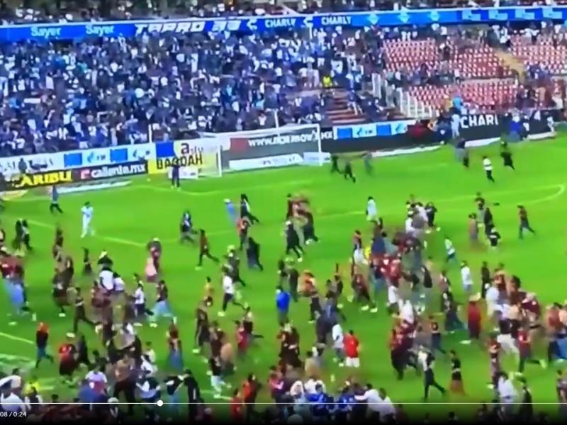Durante riña de aficionados del partido querétaro y atlas. Ol6wkp7mnon Qm
