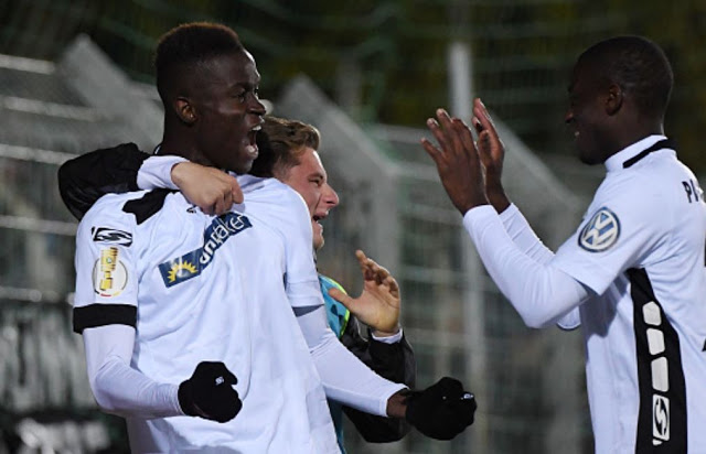 Allemagne Ment Va Babacar Gueye L Attaquant Senegalais De Karlsruhe Senego Dec 31 1994 in Dakar Senegal.
