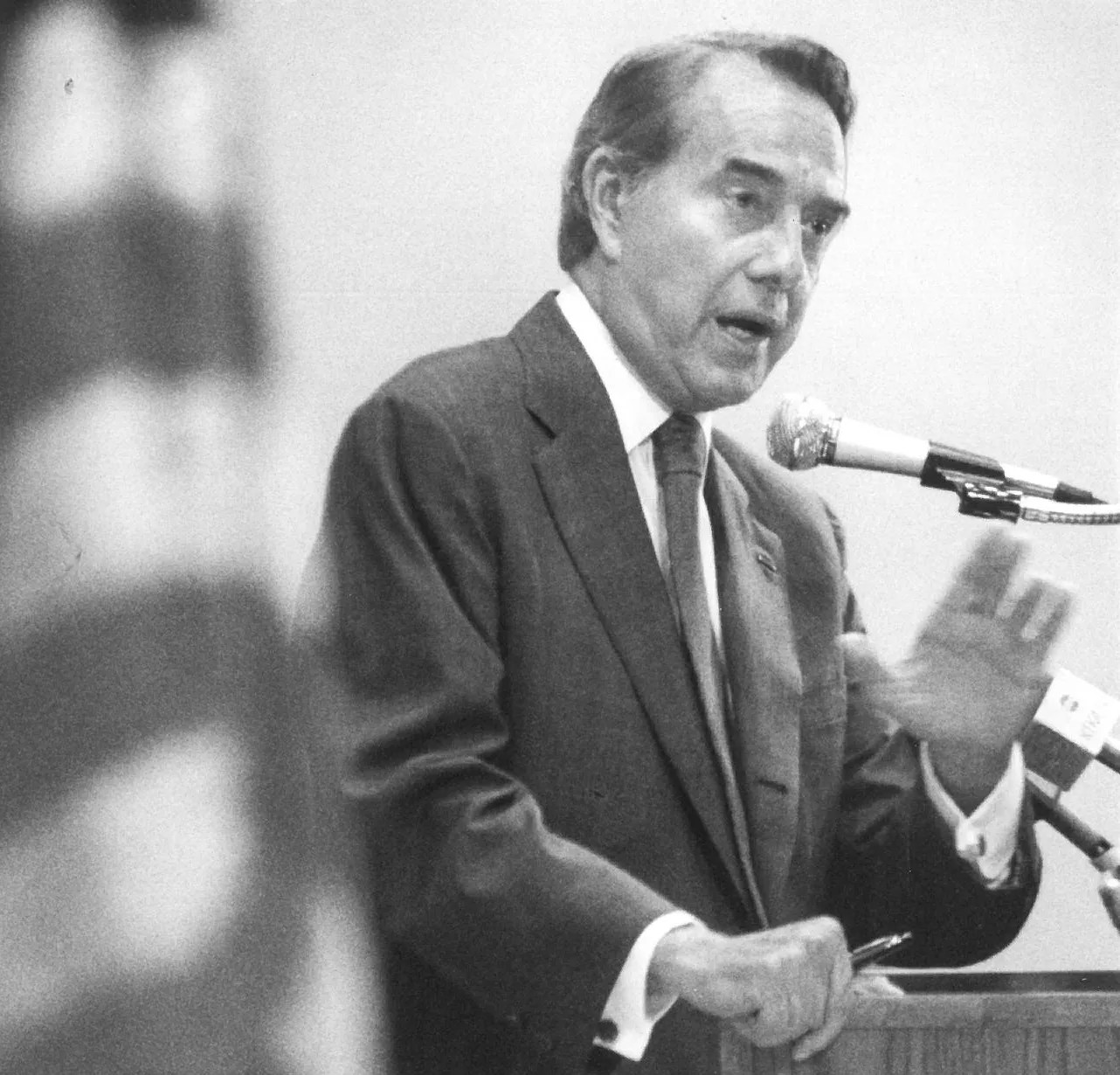 He served as the senate majority leader from 1985 to 1987, and from 1995 to 1996, and set… Why Wwii Army Veteran Bob Dole Always Carried A Pen In His Right Hand