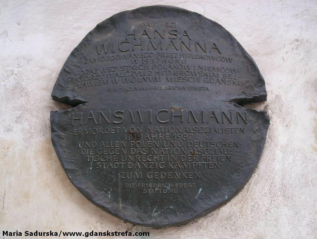 Tablica na murze przy ul.Sierocej