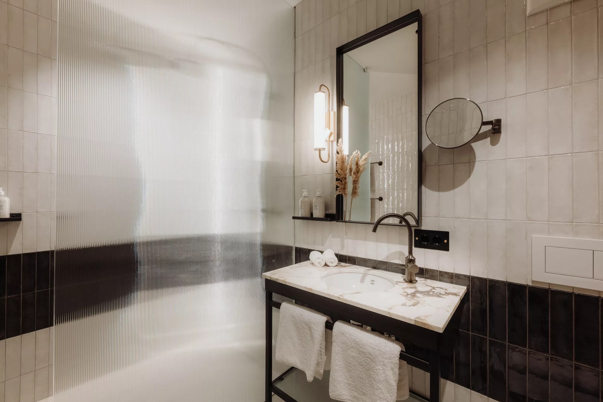 Luxuriate in the bathroom of the family room at Gentle Hide, where luxury meets comfort for a rejuvenating and tranquil retreat.