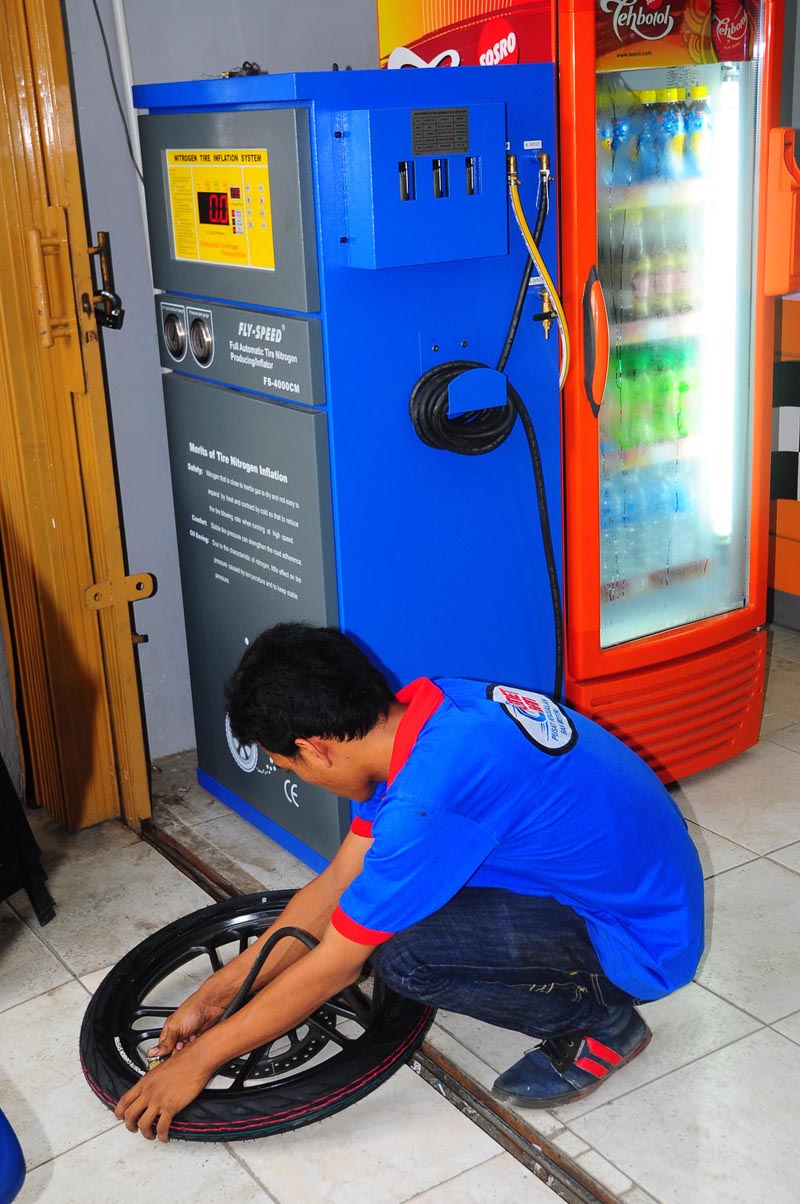 Saya jg beli cairan anti bocor (gak tau mereknya) sepaket dengan bannya di planet ban gak bisa menutup sempurna pada saat bocor. Planet Ban: Beli Ban Gratis Nitrogen Setahun | Gilamotor