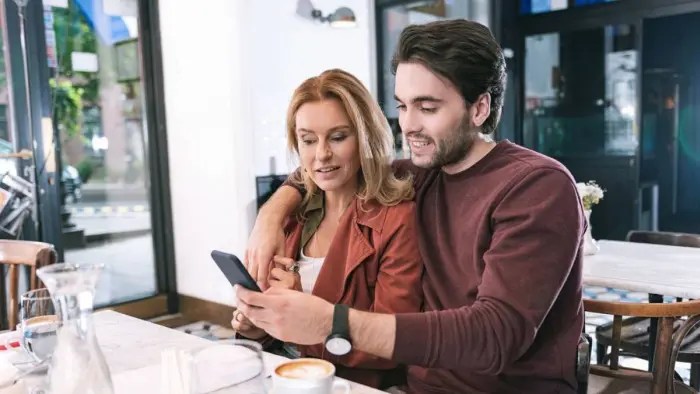 Read more about the article «Είμαι 45 ετών χωρισμένη με δύο παιδιά και έχω σχέση με 32χρονο. Περνάμε τέλεια, μα οι φίλες μου λένε να χωρίσω»