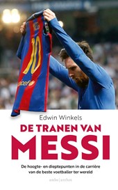 Op de voorkant van 'De Tranen van Messi' van Edwin Winkels houdt Lionel Messi het shirt van FC Barcelona omhoog terwijl hij somber naar beneden kijkt. 