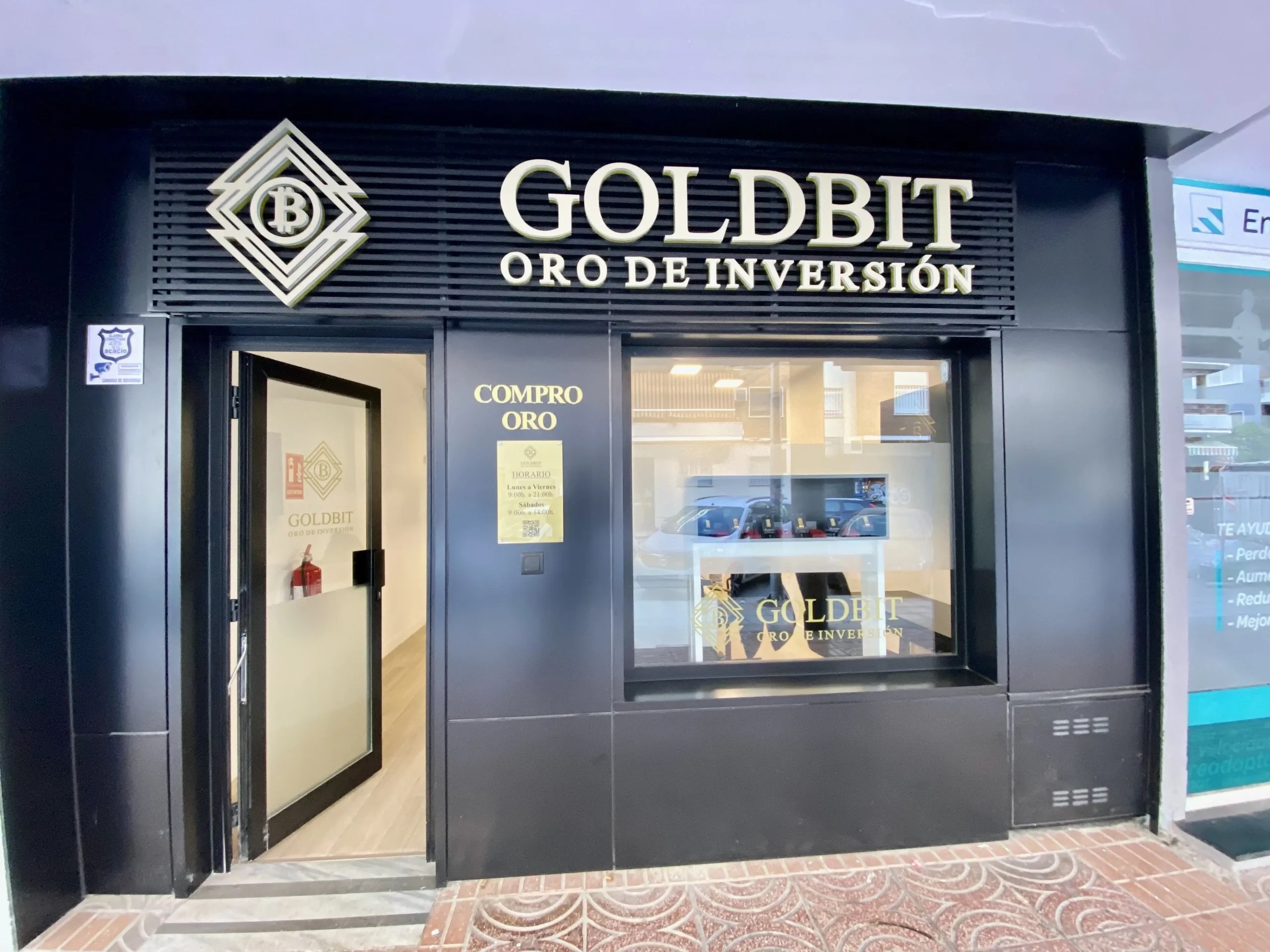 Fachada de la tienda Goldbit en Sevilla, especializada en compro oro y lingotes de inversión.