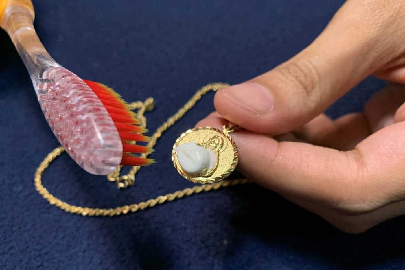 How to clean gold jewelry with toothpaste the safe way