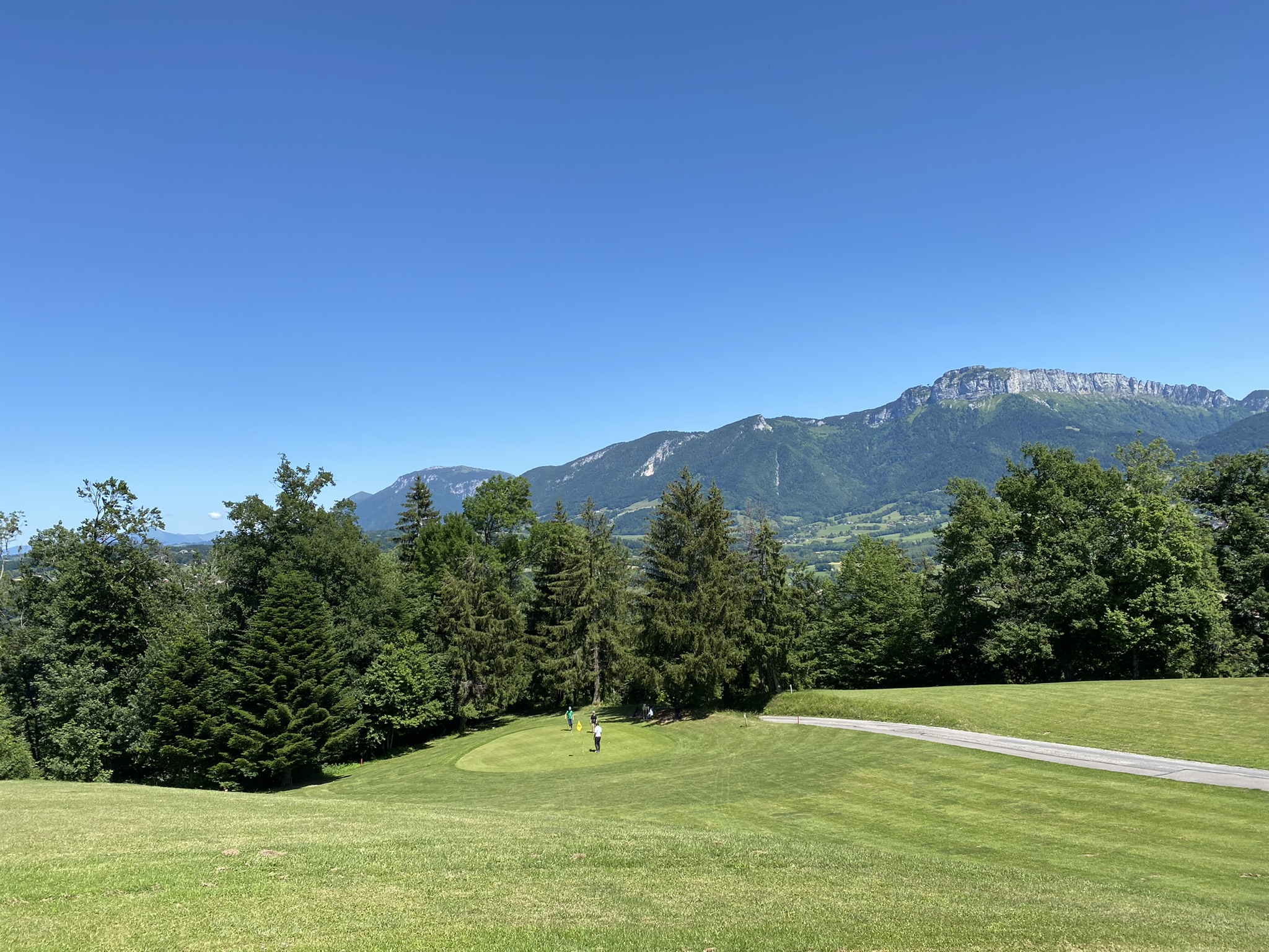 Parcours de golf 9 trous à Annecy - Joueurs sur le Green