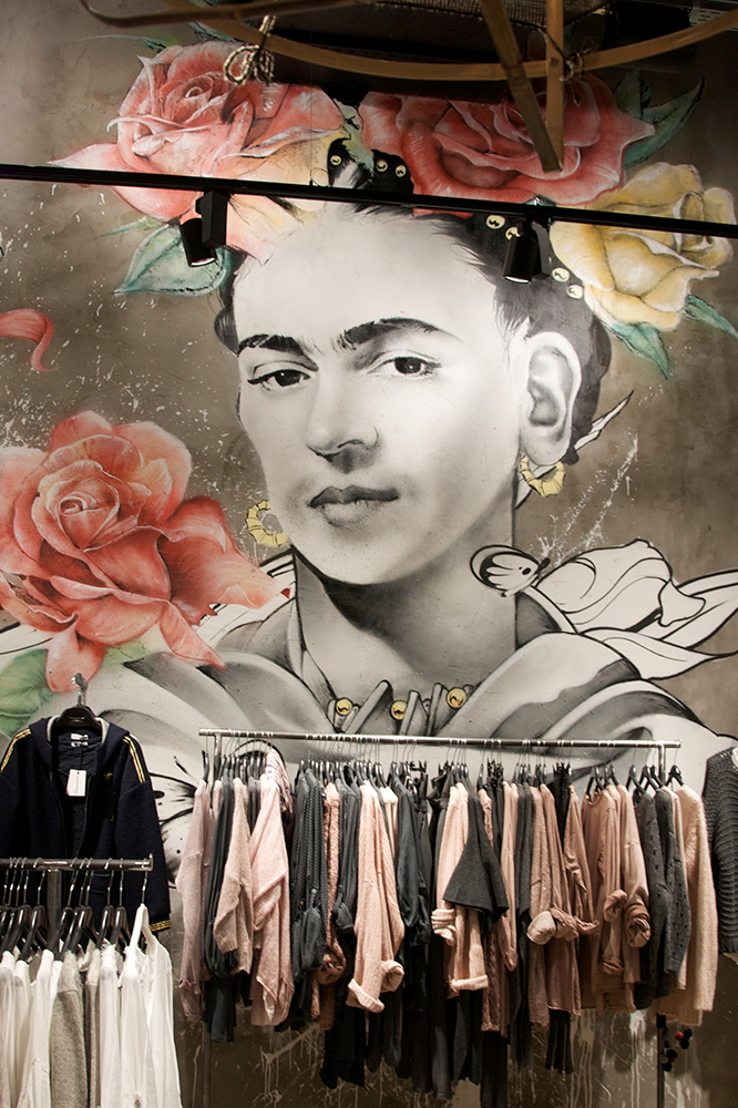 After she survived the collision, she turned to a career in art. Frida Kahlo art - GRAFFEUR PARIS