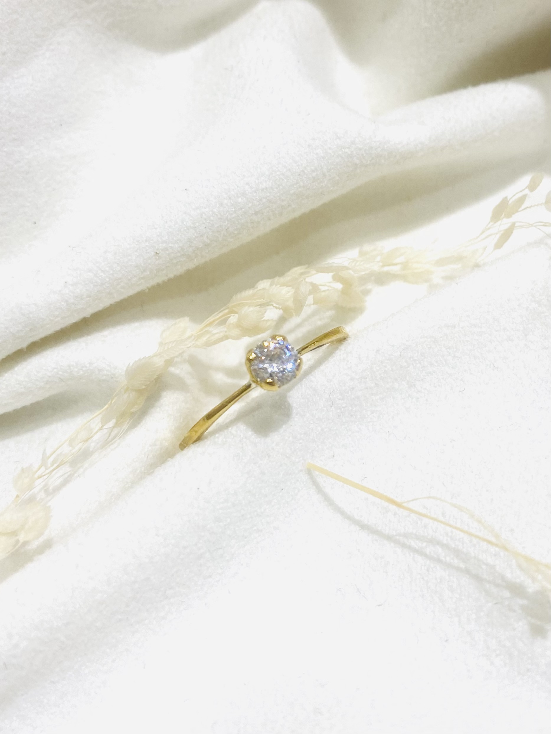 Bague Annabelle avec anneau lisse et diamant sur la surface, une pièce élégante et intemporelle.