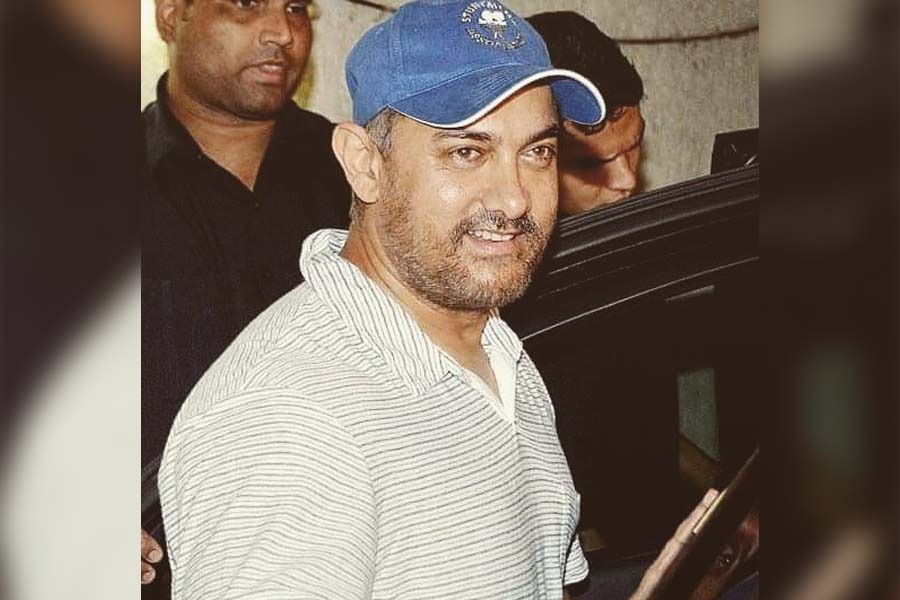 Aamir Khan: घर के बाहर फैंस को देख हुए खुश, लेकिन बाद में जो हुआ…