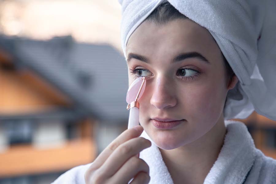 Beauty Tips: क्या बर्फ चेहरे पर रगड़ना ठीक रहता है?