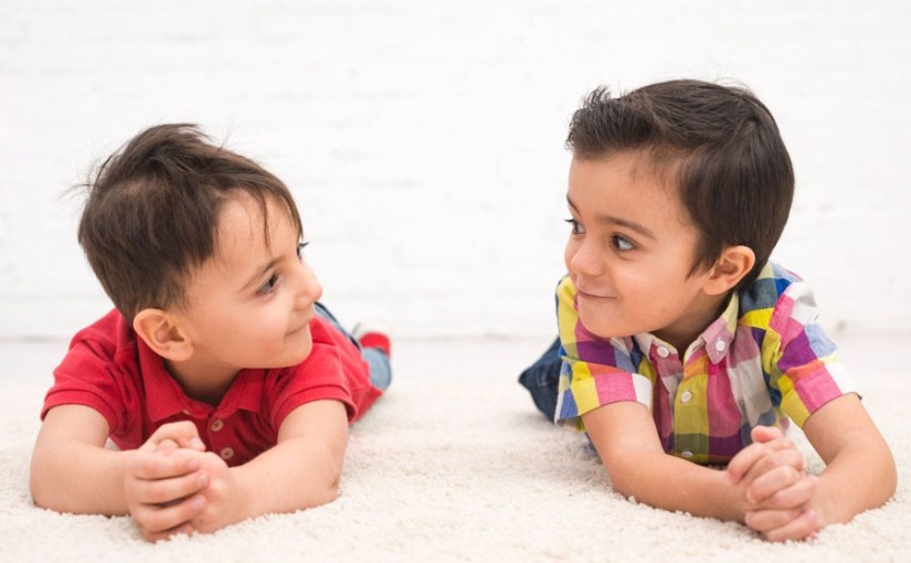 Twins: बच्चे के विकास के अंतर को न करें नजरअंदाज, झाड़फूंक नहीं डाक्टर को दिखाएं