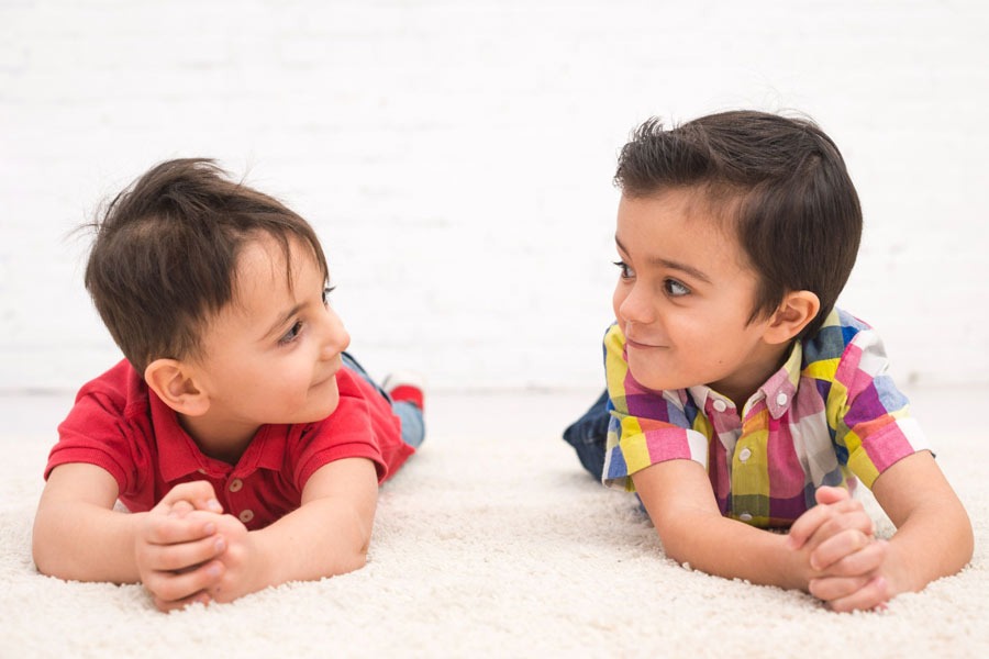 Twins: बच्चे के विकास के अंतर को न करें नजरअंदाज, झाड़फूंक नहीं डाक्टर को दिखाएं