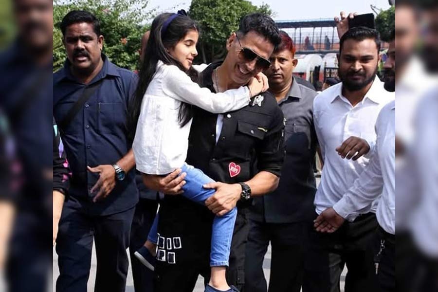 Akshay Kumar की बेटी को कहा न्यूड भेजो, साइबर अपराध से बच्चों को बचाएं