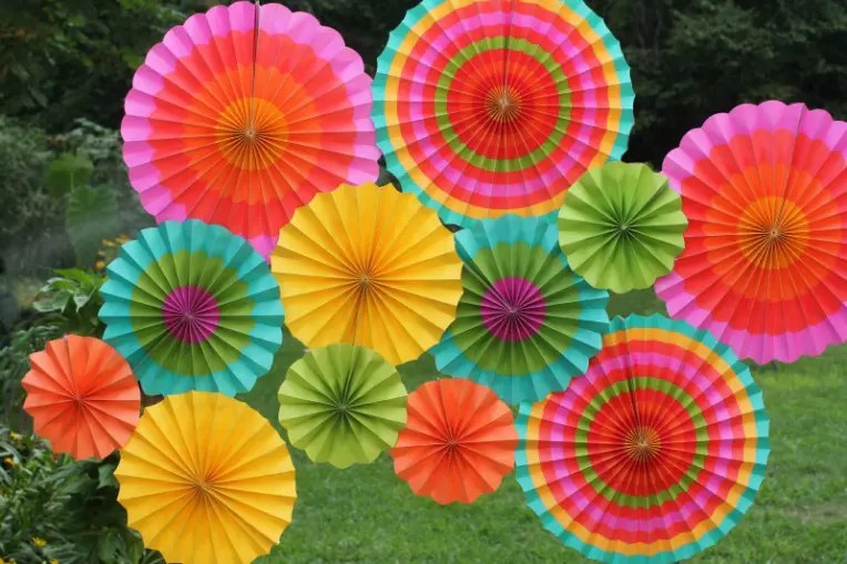 Choosing a ceiling fan is enough to make any homeowner's head hurt. Paper Fans: 35 How Toâs | Guide Patterns