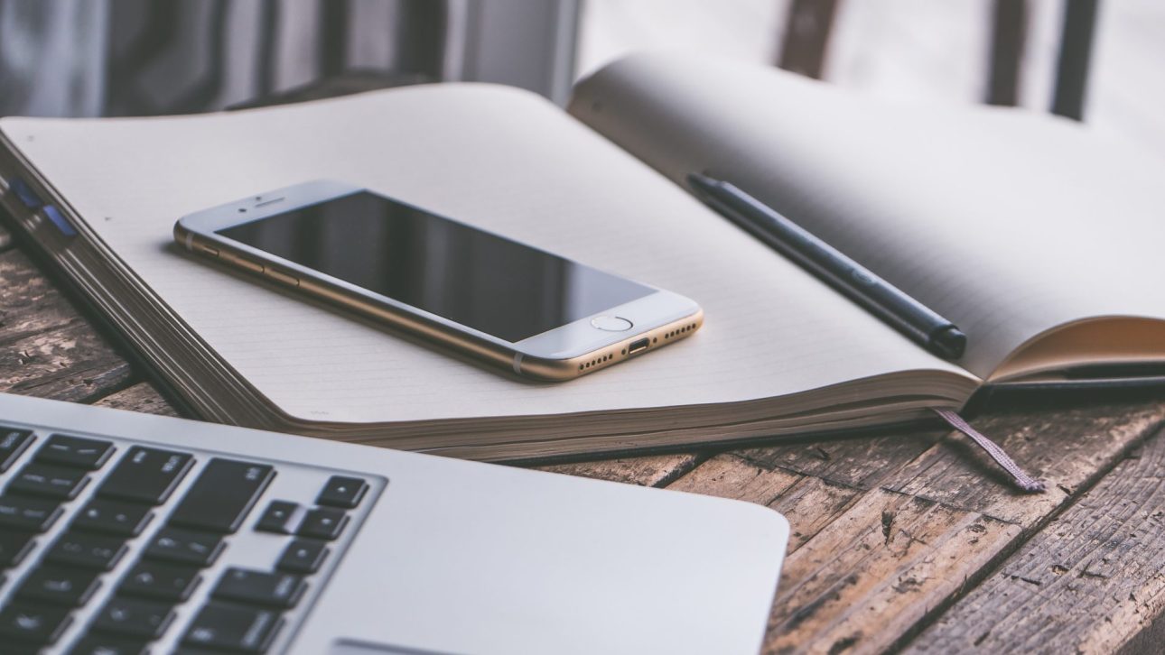 Экран iPhone затемняется автоматически