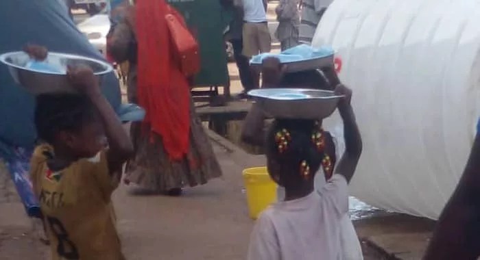 Trois filles vendeuses d'eau à Cité Enco 5