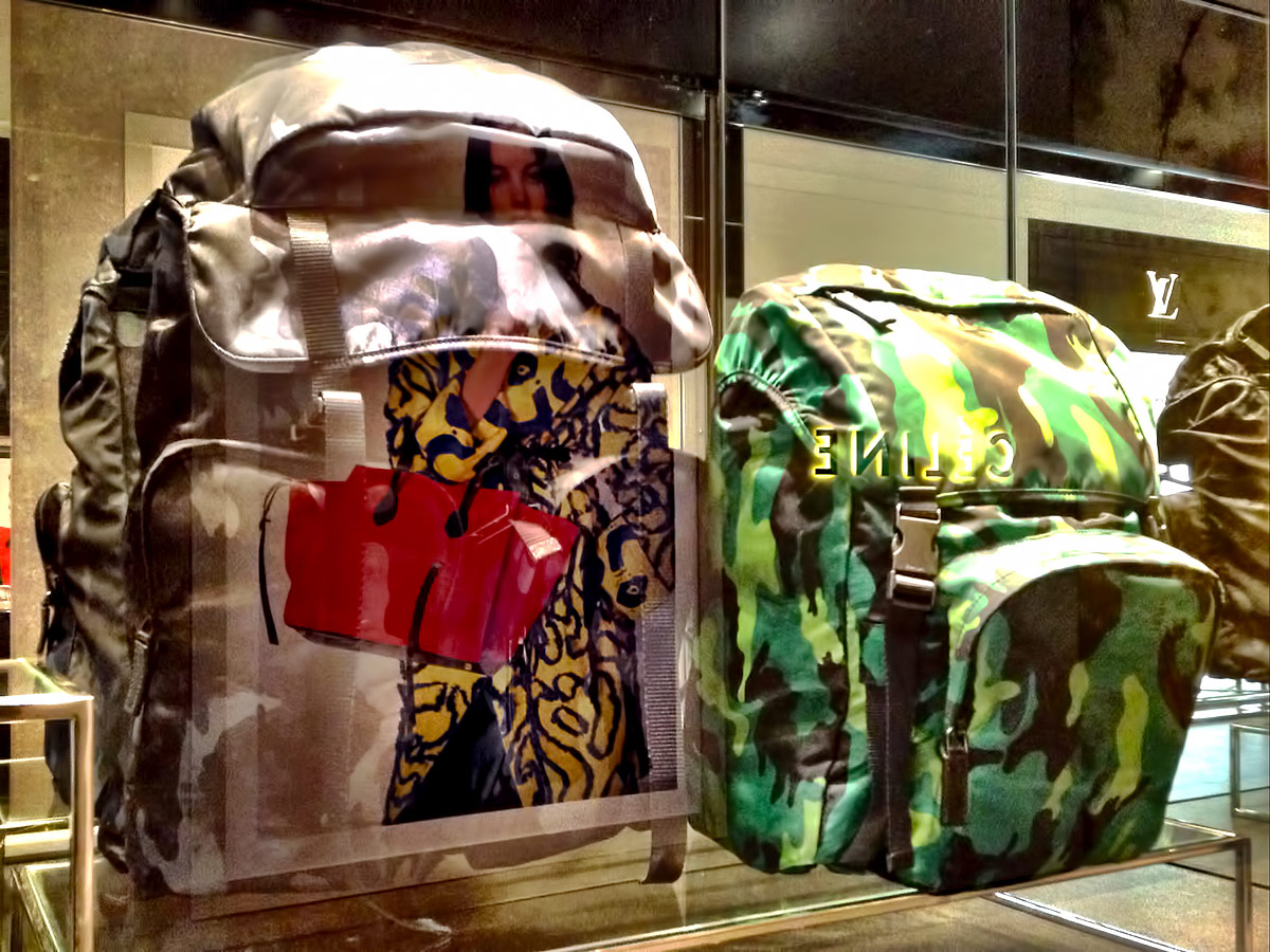 14 15 秋冬新作 プラダの迷彩柄 メンズバッグ グアムビジターズバイブル グアムおすすめ情報