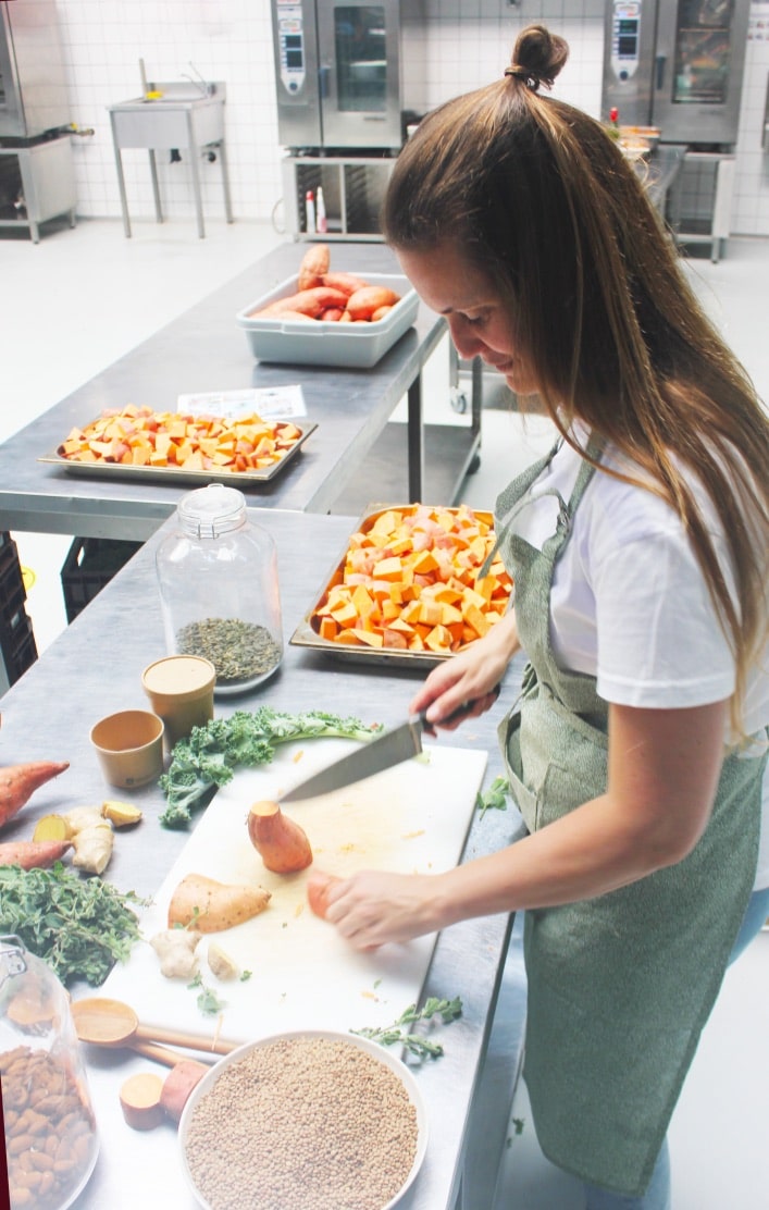 Haarlemse Priscilla van Ooijen start tijdens corona met haar onderneming in plantaardig hondenvoer