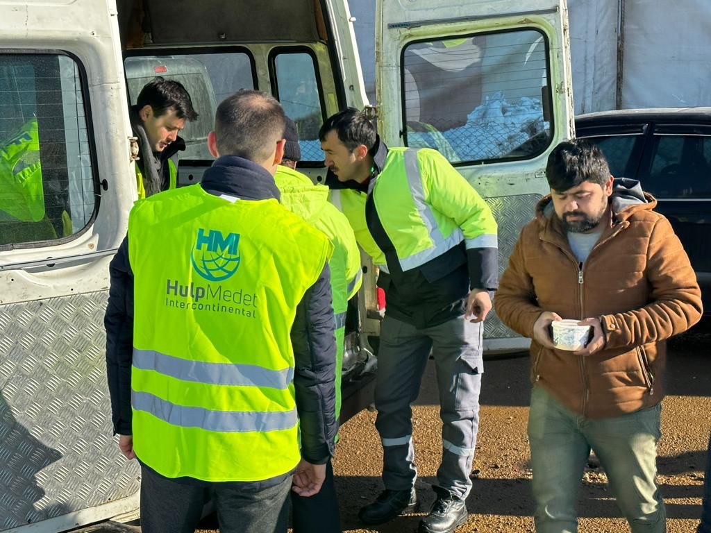 Turks-Nederlandse hulporganisatie werkt met lokaal netwerk om adequate noodhulp te bieden: “Er ligt op sommige plekken meters sneeuw!”