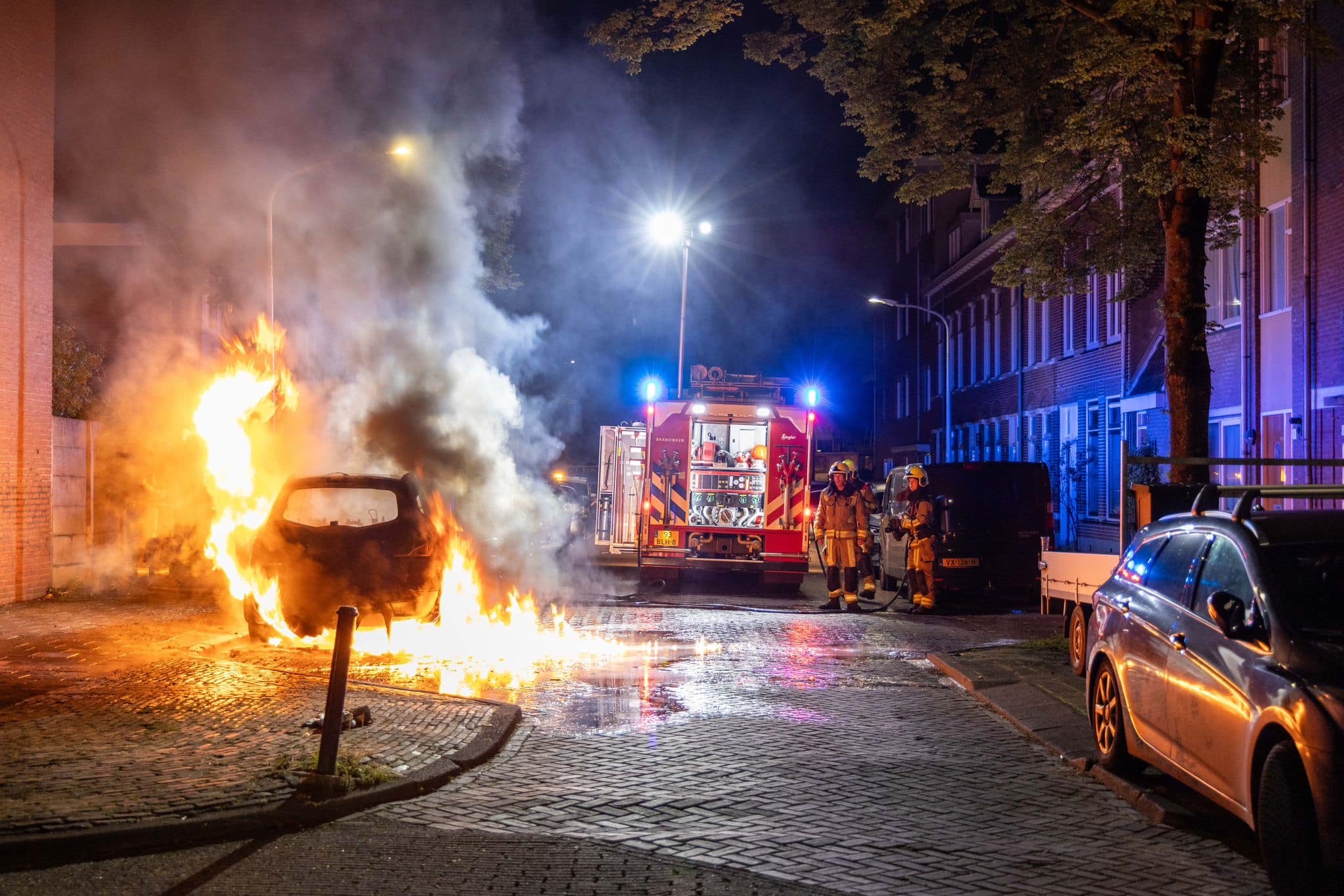 Hoge vlammen bij autobrand in Haarlem, politie vermoedt brandstichting