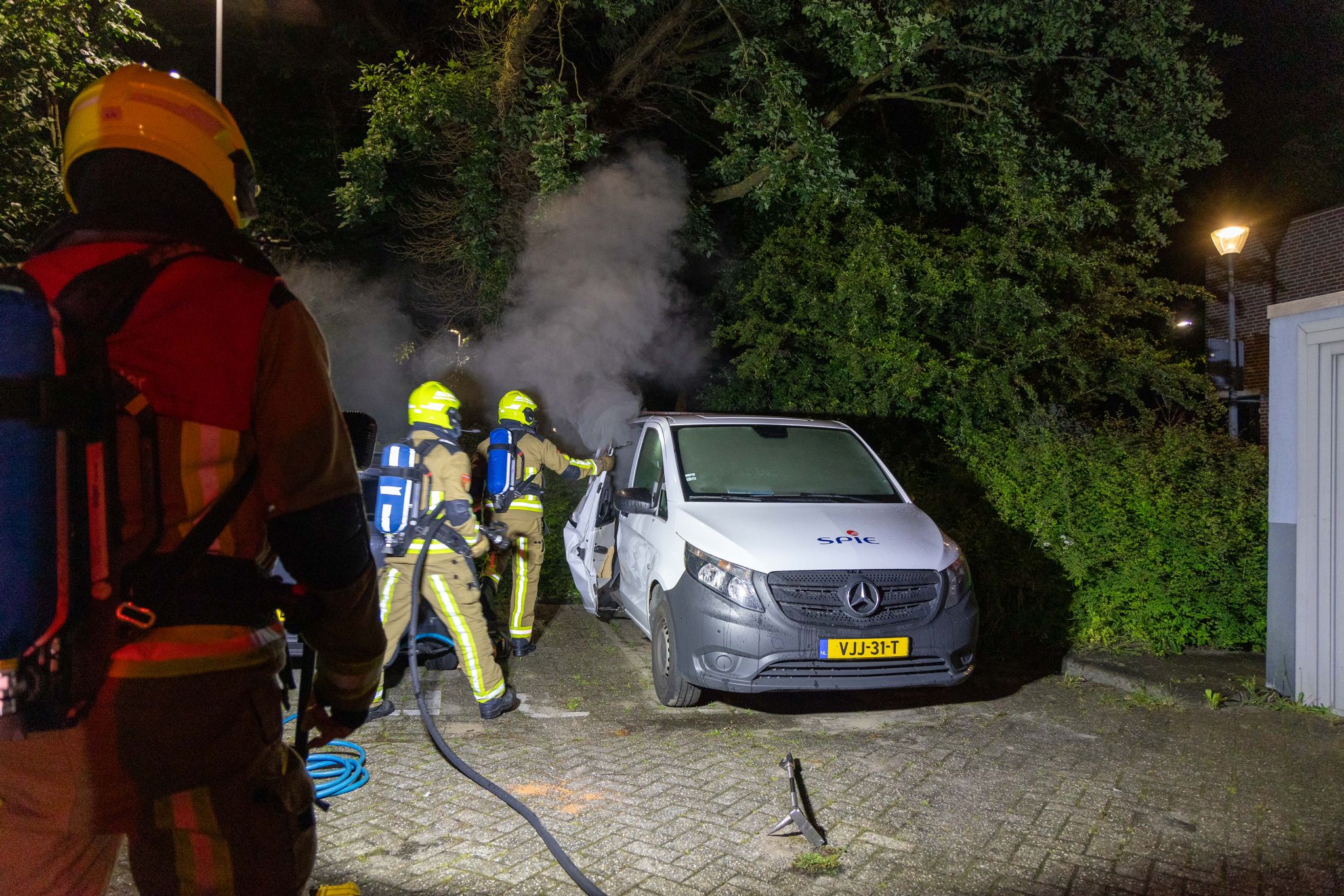 Werkbus vermoedelijk in brand gestoken in Haarlem