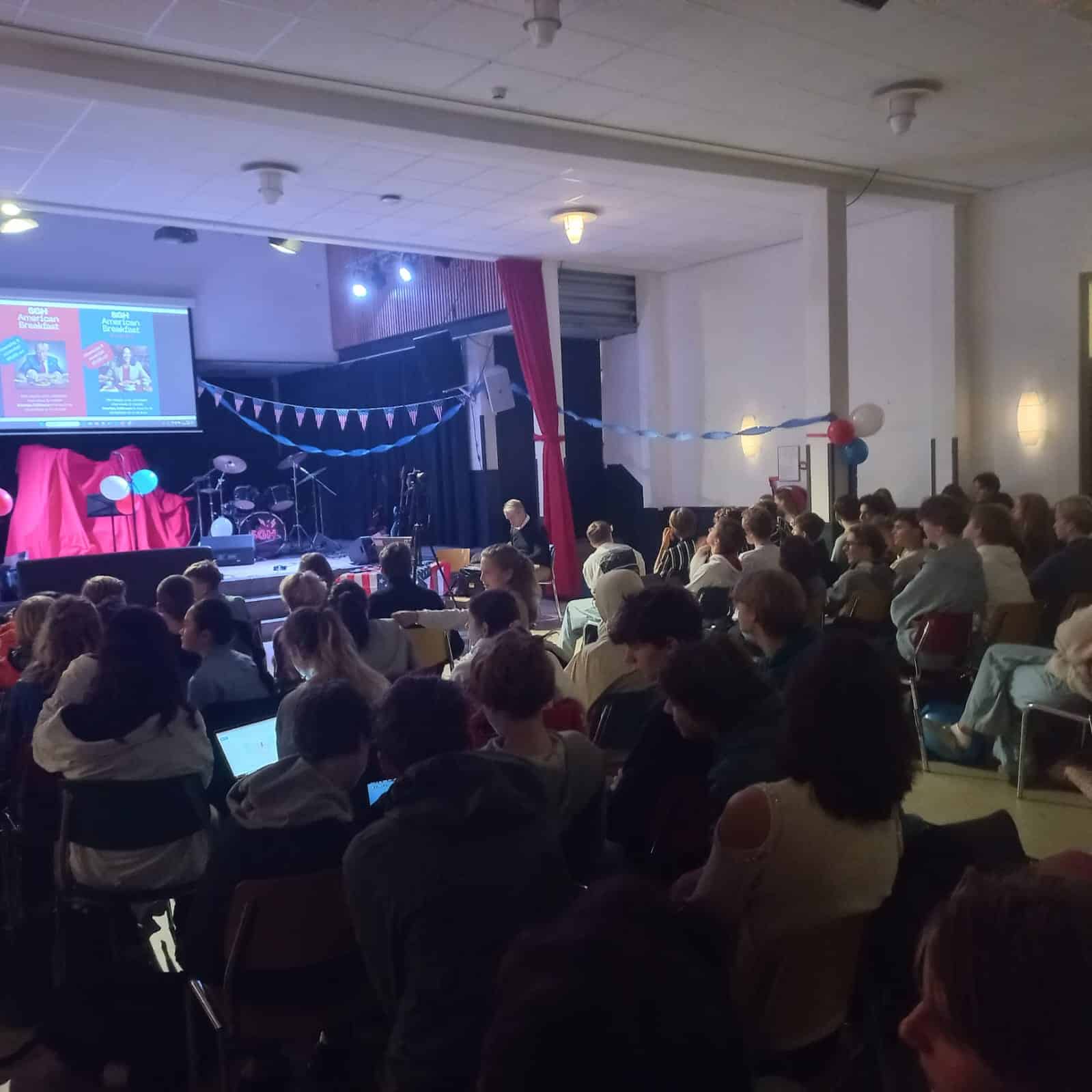 Vroeg verkiezingsontbijt op school: ‘Het is al een overwinning dat ze hier om 6 uur zijn’