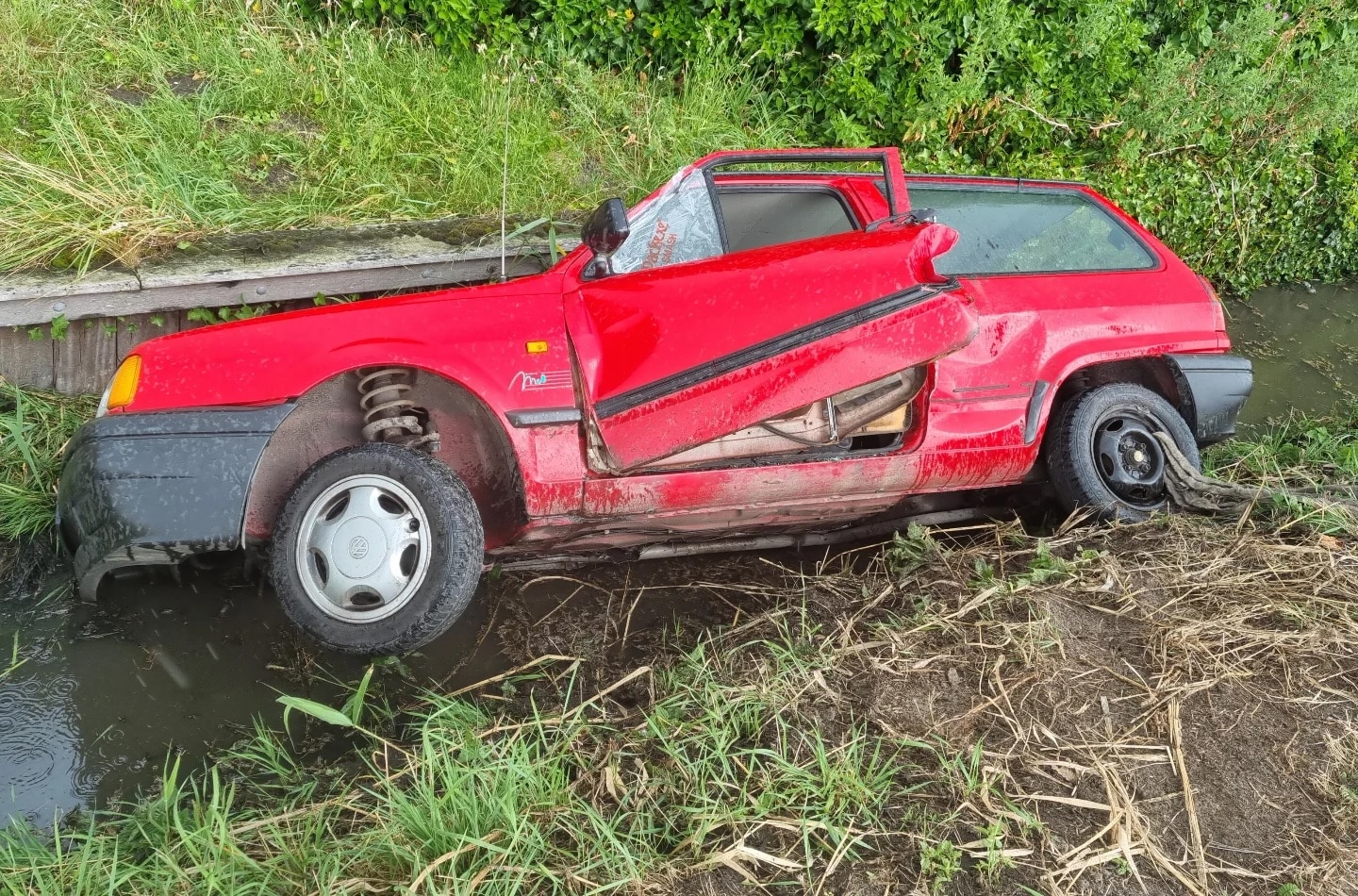 Dronken rit eindigt in sloot bij Spaarndam, viervoeters blokkeren redding