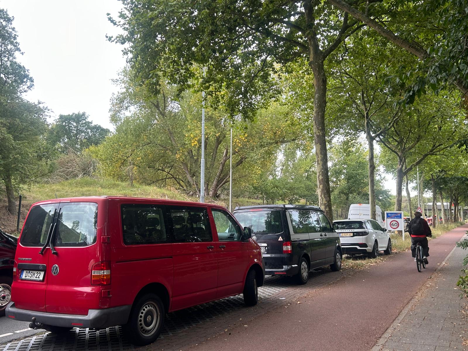 Wethouder start pilot tegen parkeeroverlast Bentveld, voor kerst nieuwe borden geplaatst: ‘Proef van een jaar’
