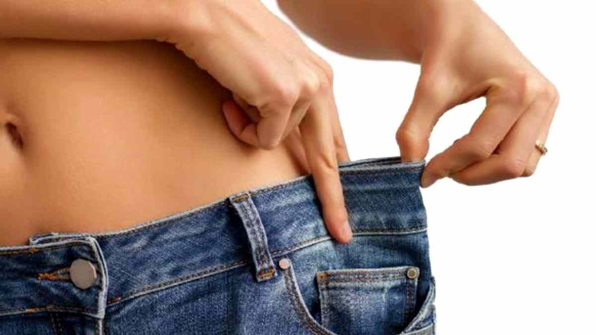 Jika terlalu membungkuk dapat membuat pinggang dan leher terasa sakit. Cara Mengecilkan Celana Jeans Tanpa Menggunakan Mesin Jahit