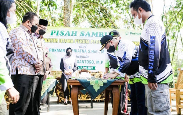 Rasa Haru Selimuti Acara Pisah Sambut ADM Utama Perum Perhutani KPH Jember  - Hariansuara.com