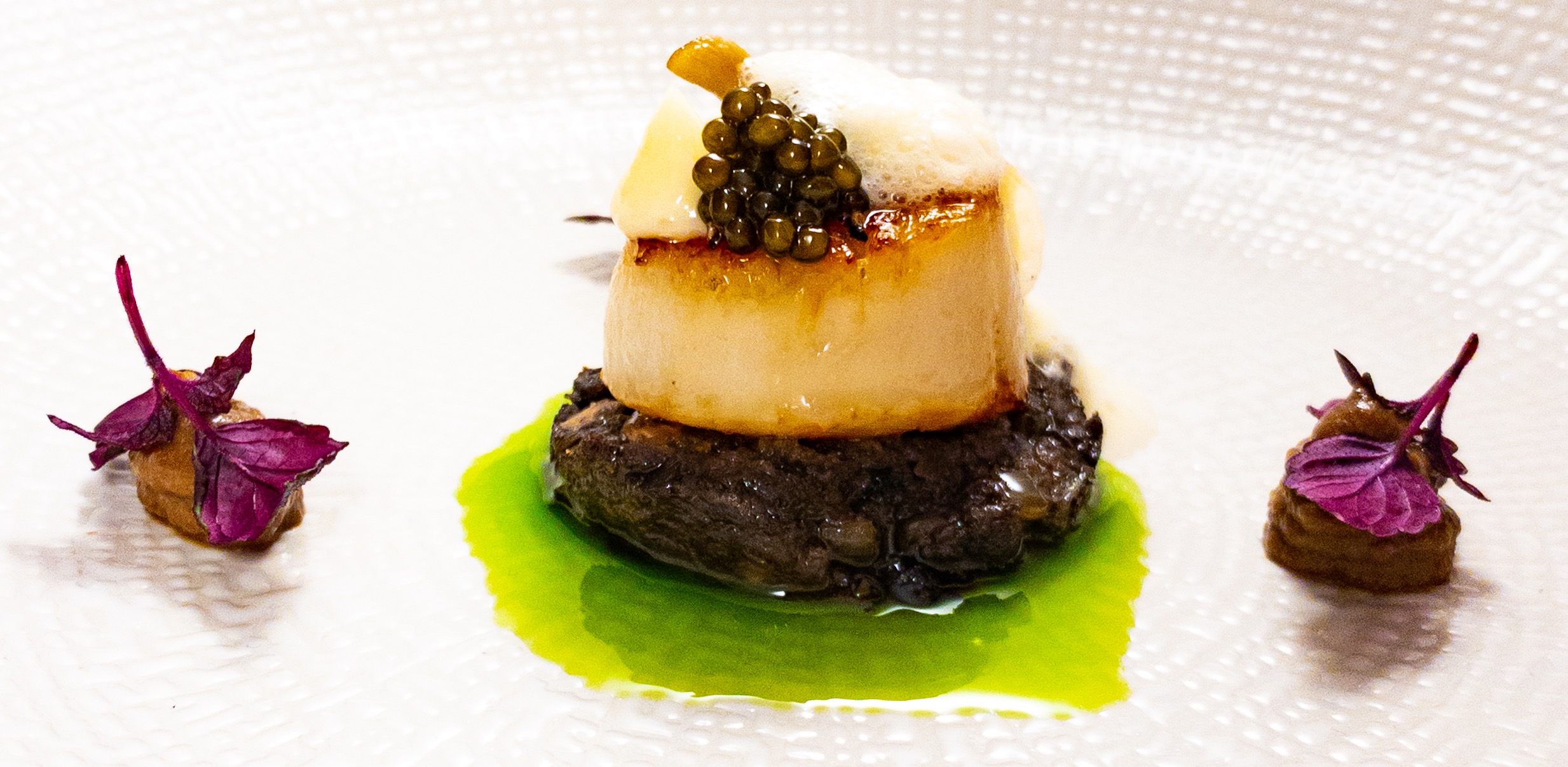 Coquille, dragon, duxelles, olijfolieschuim en kaviaar