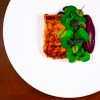 Zalm in misomarinade, geroosterde rode biet en waterkers