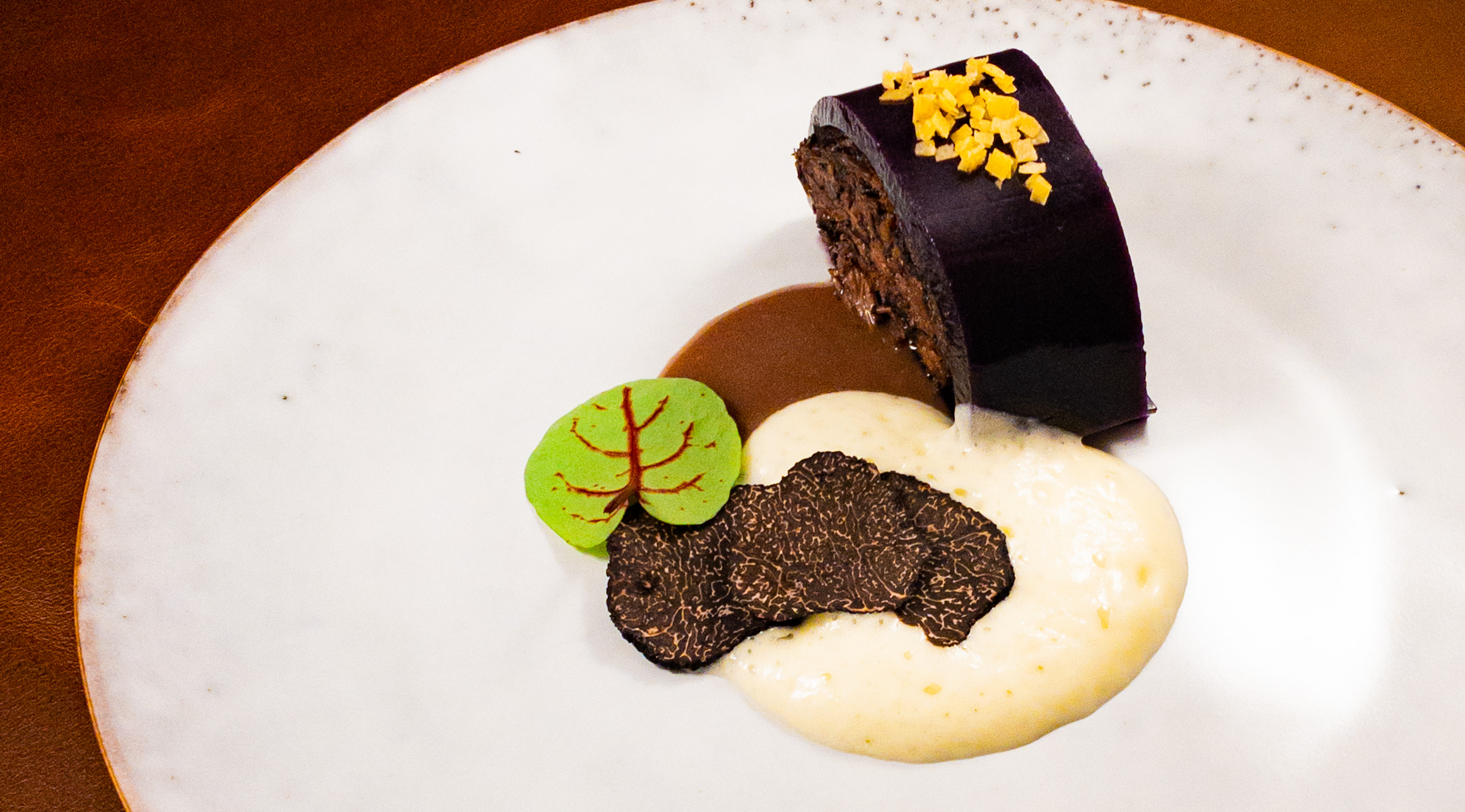 Draadjesvlees met rode kool, aardappelschuim en truffel