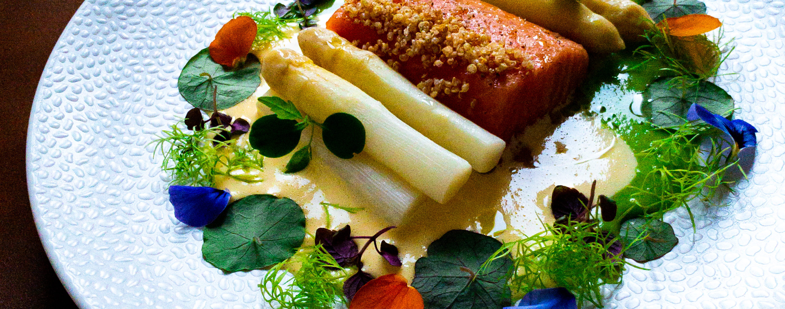 Asperges met zalm, doperwten en hollandaise