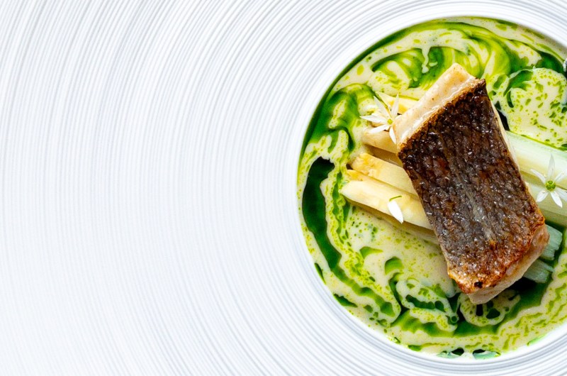 Zeebaars met asperges en verjus beurre blanc