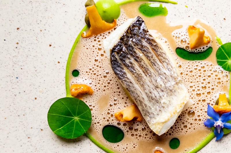 Zeebaars met zwarte knoflook beurre blanc